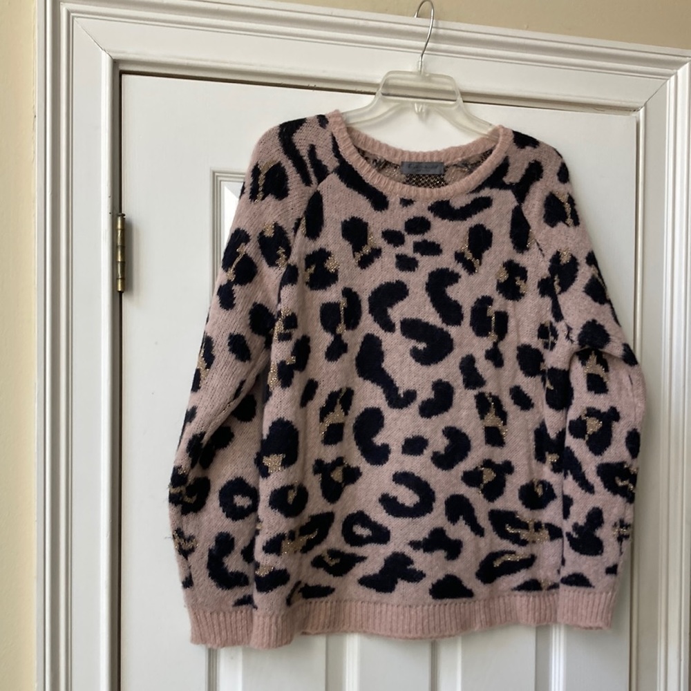 Crew neck sweater with metallic threads throughout
